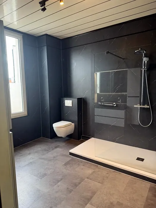 Antraciet badkamer met lage douchebak, regendouche en hangtoilet