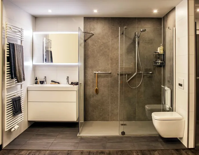 Grijze badkamer met inloopdouche en hangtoilet